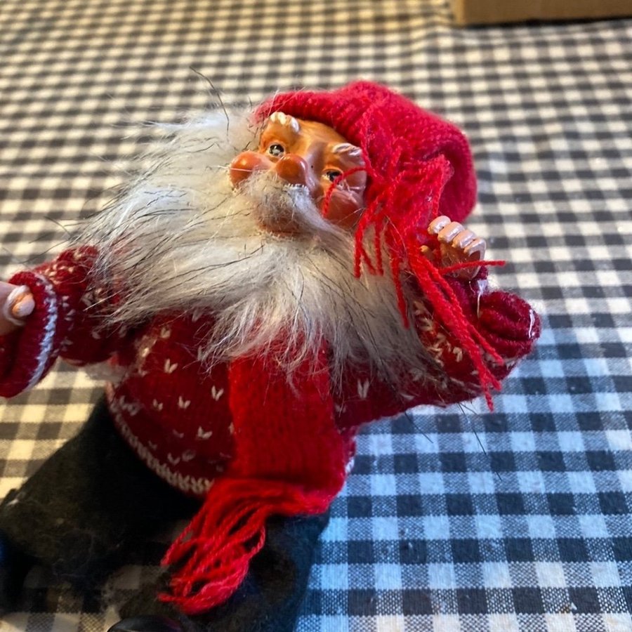 Jultomte i röd tröja