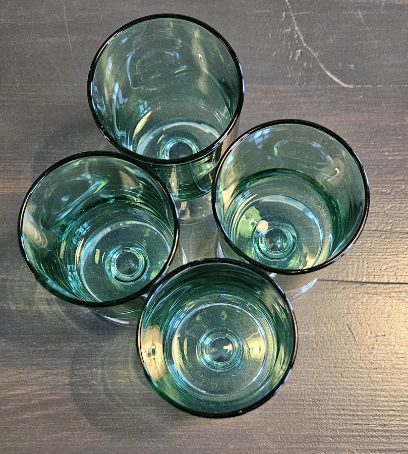 4 st gröna glas på fot, Luminarc, France, rymmer 1 dl. Retro. Vintage. 60-tal