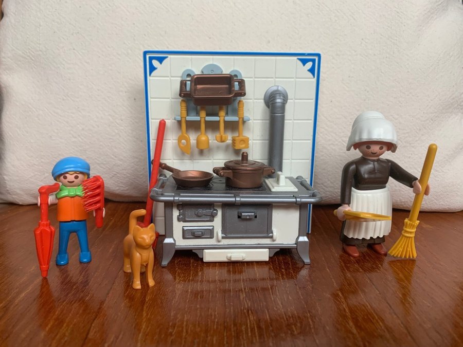 Playmobil kök med tillbehör i fint skick.