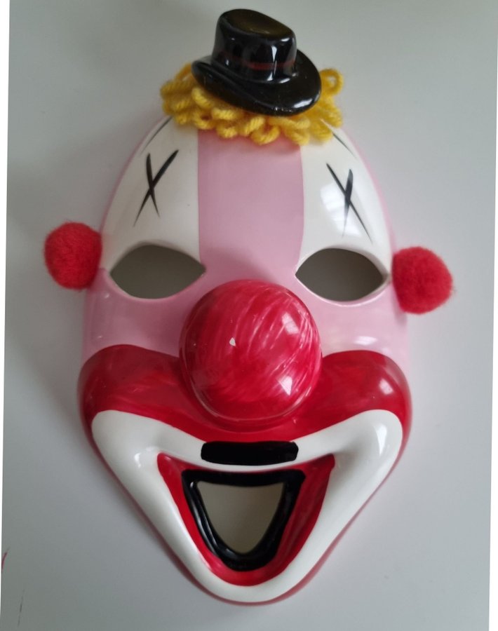 Clownmask i keramik. Väggprydnad från IKEA.