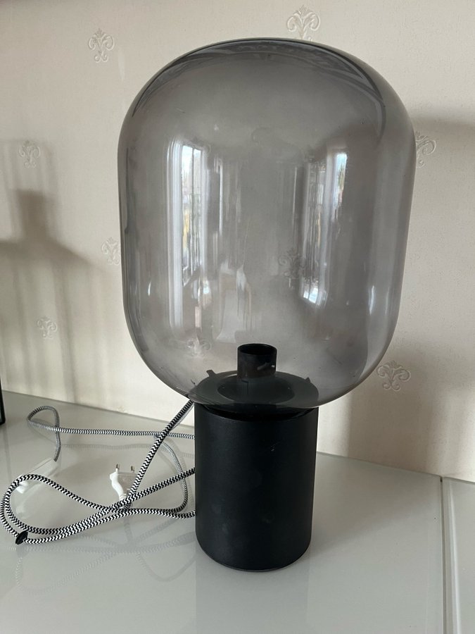 Snygg bordslampa i grått glas