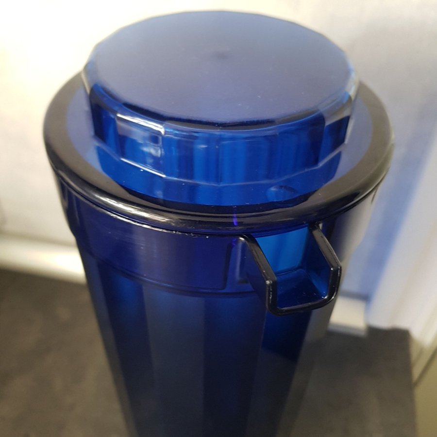 Kanna med lock,blå plast. Märkt med "Tupperware".Ca 30 cm hög.