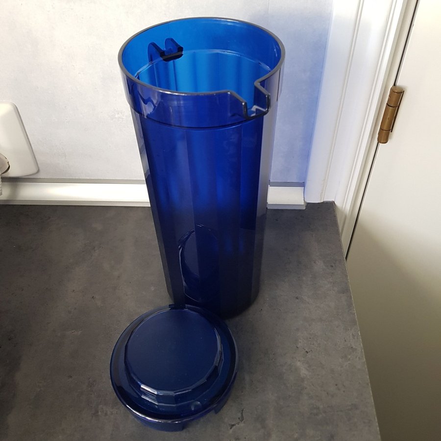 Kanna med lock,blå plast. Märkt med "Tupperware".Ca 30 cm hög.