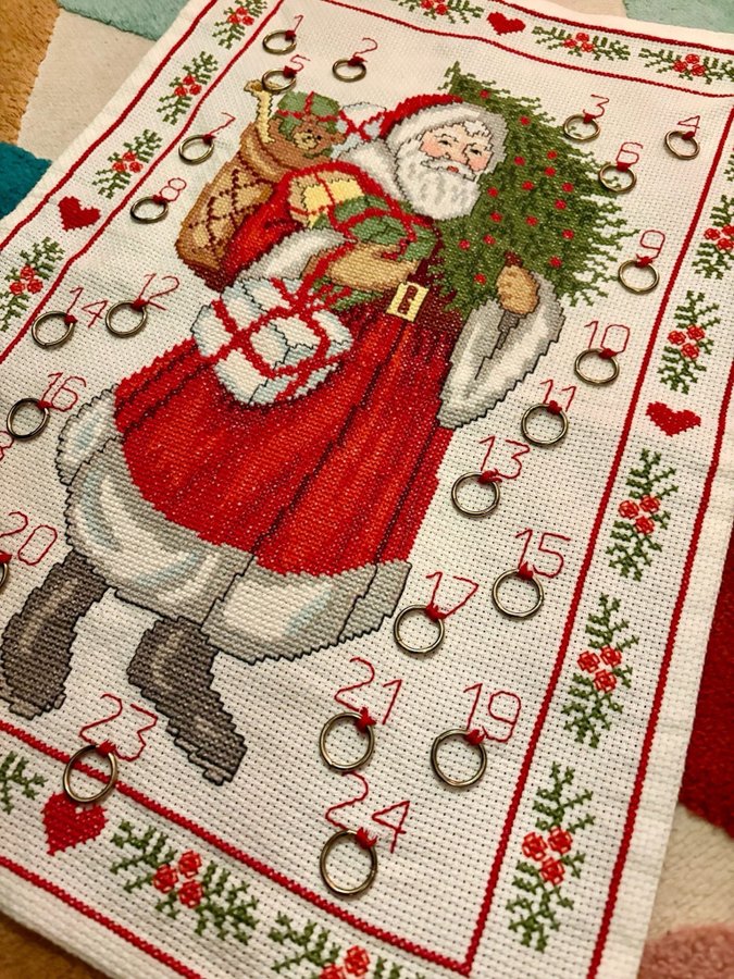 Broderad JULKALENDER/ADVENTSKALENDER RETRO Julgran Tomtenissar