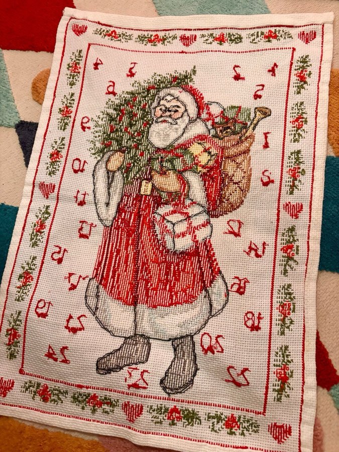 Broderad JULKALENDER/ADVENTSKALENDER RETRO Julgran Tomtenissar