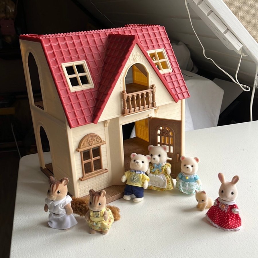 Sylvanian Families Hus i befintligt skick med möbler och figurer