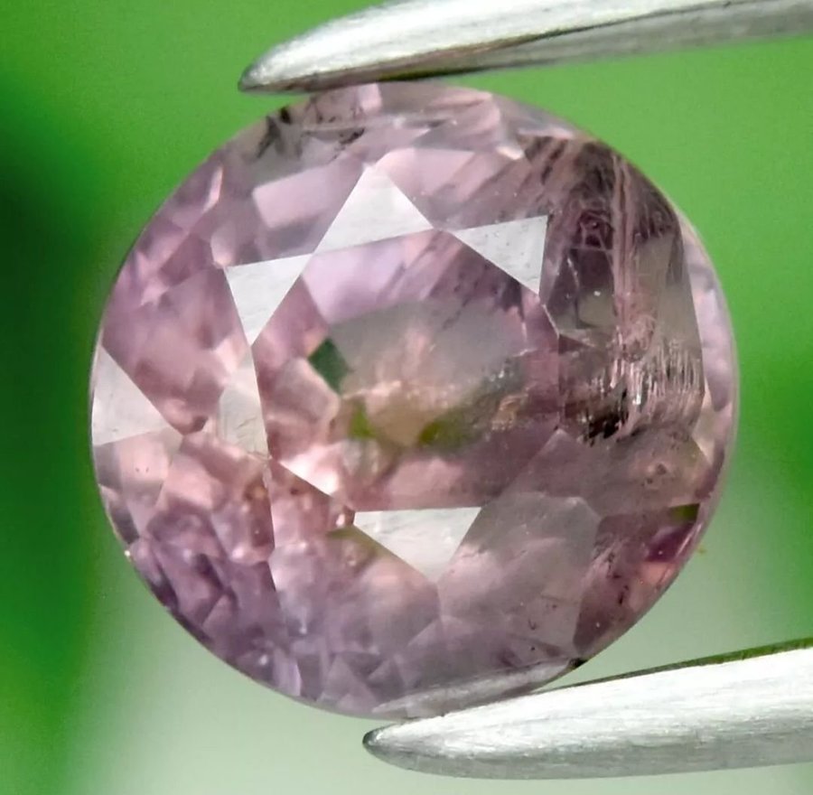 Pinkish-Purple Safir 0,80 Carat, SI1, länk till video i beskrivningen