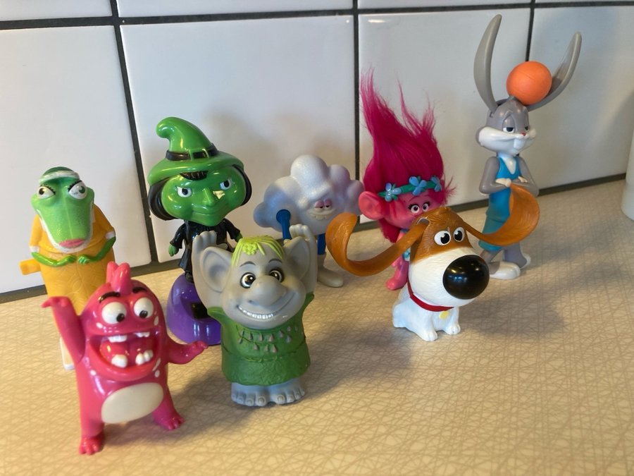 8st leksaksfigurer/ samlarobjekt - Happy Meal, Trolls, Space Jam, Kinder