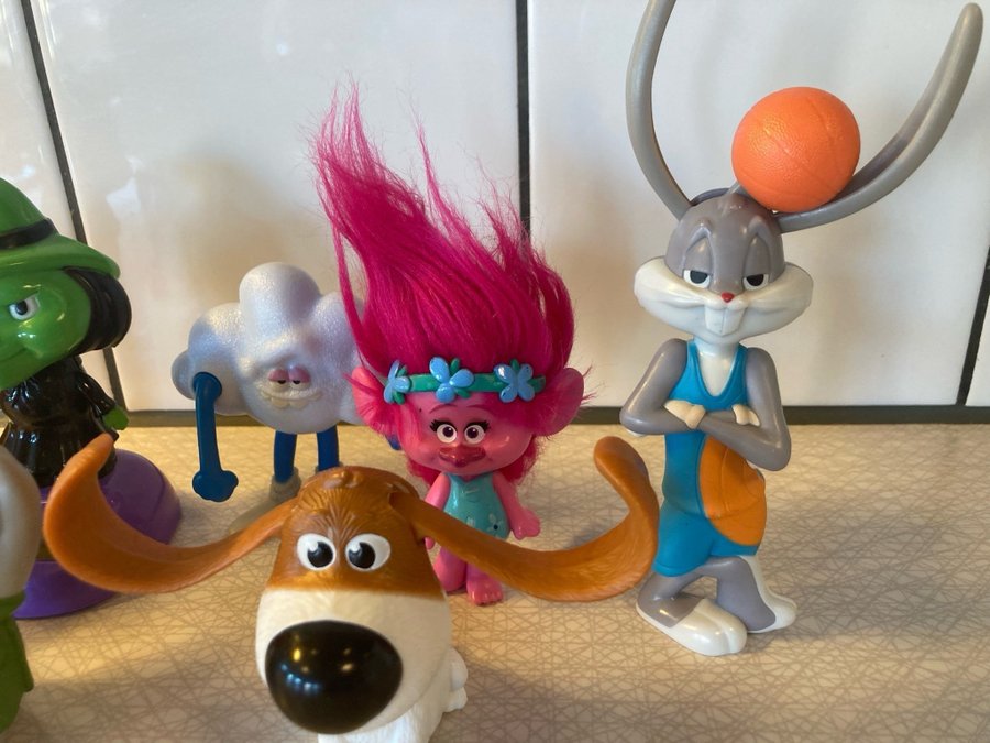 8st leksaksfigurer/ samlarobjekt - Happy Meal, Trolls, Space Jam, Kinder