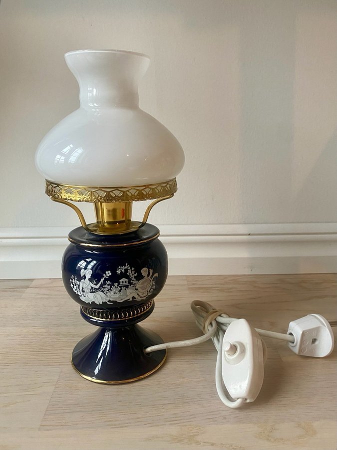 Vacker bordslampa med blå bas och vita motiv 25 cm Vintage Italien