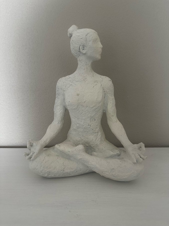 Yogafigur i vitt ca 30cm hög