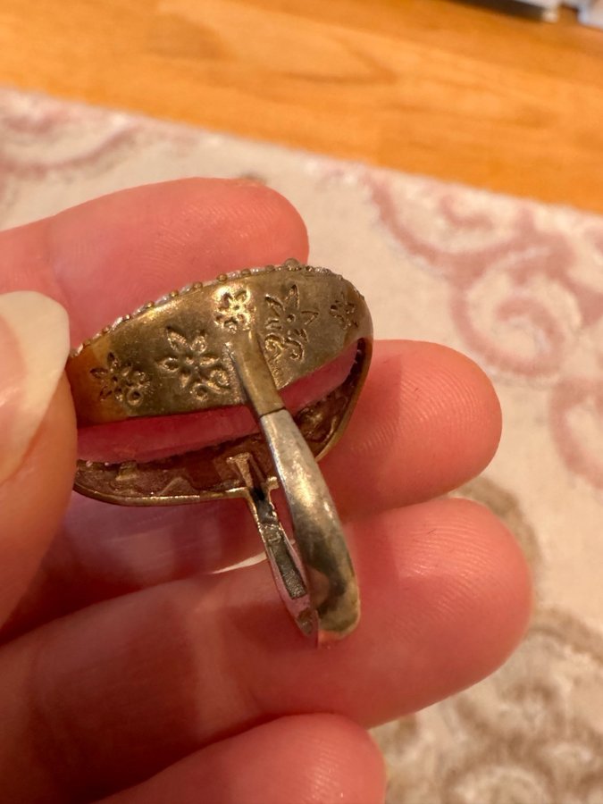 Vintage silver ring. Denna handgjorda ring är en historisk artefakt.