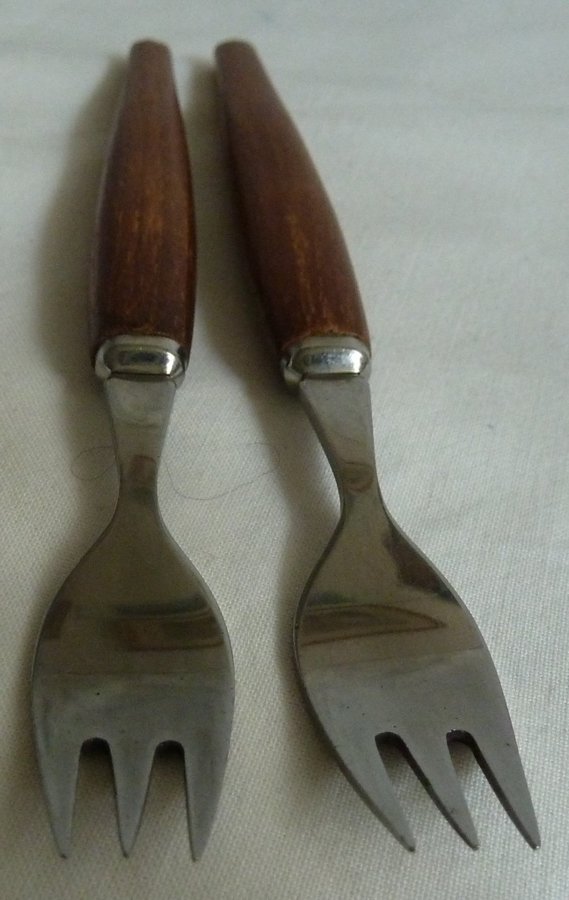 2 Plockgafflar/Påläggsgafflar L 16cm Fint format träskaft Teak? Retro