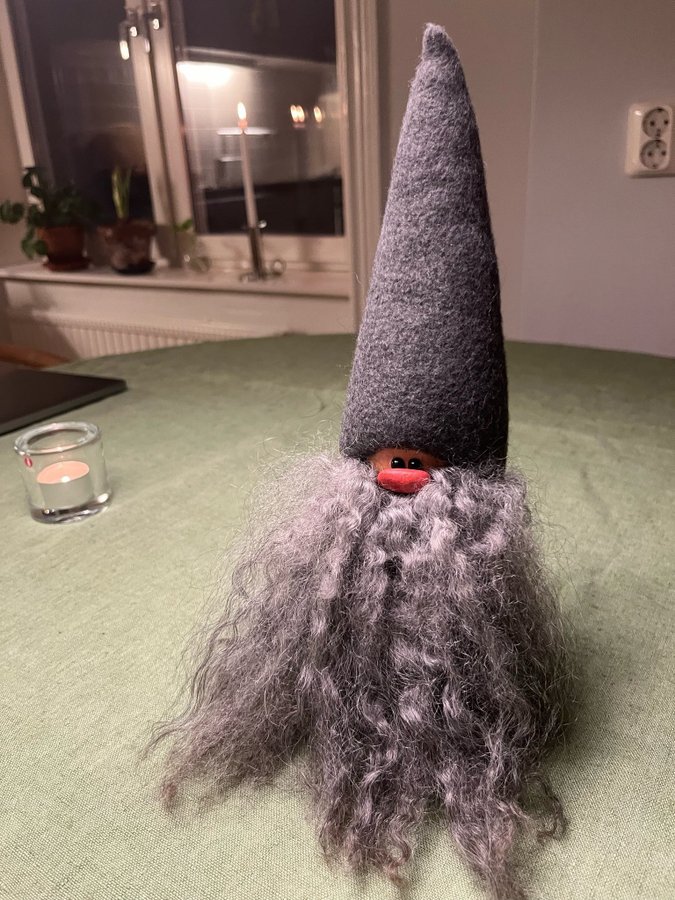 Tomte i grått tyg