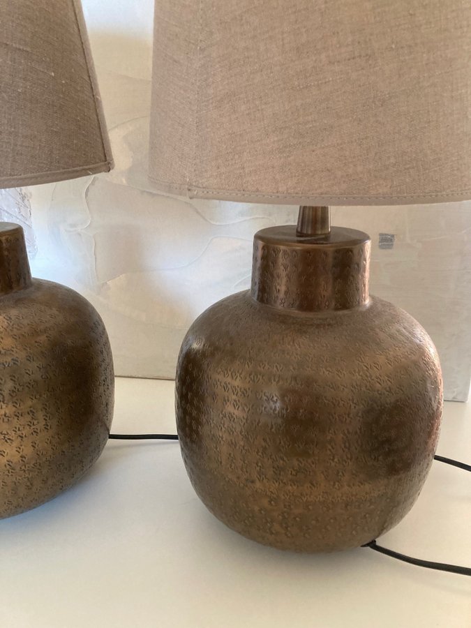 Snygga bordslampor med beige lampskärmar i linnetyg