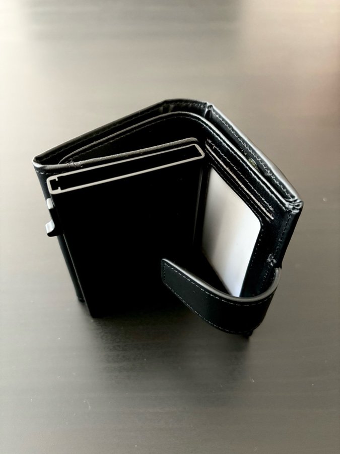 Sleek Black Wallet – Brand New  Stylish!