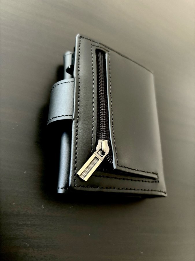 Sleek Black Wallet – Brand New  Stylish!