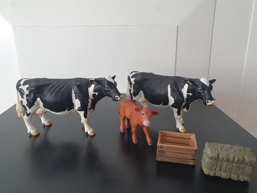 2st Schleich Kor och en Kalv med Höbal och Back