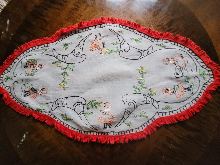 Vacker gammal julduk handbroderad grankvistar ljus barn 66×35cm