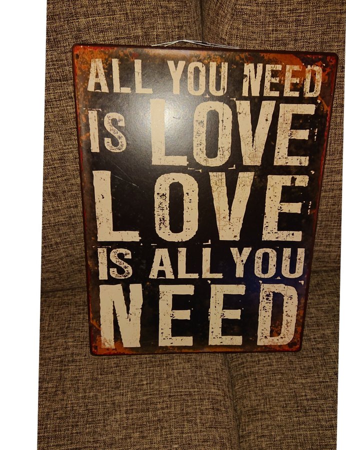 Metallskylt med Beatles texten "All you need is love"