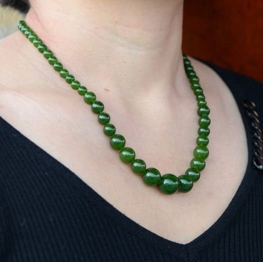 Jade halsband 48 cm långt med skruvlås Vikt 38 gram. Grön Nefrit.