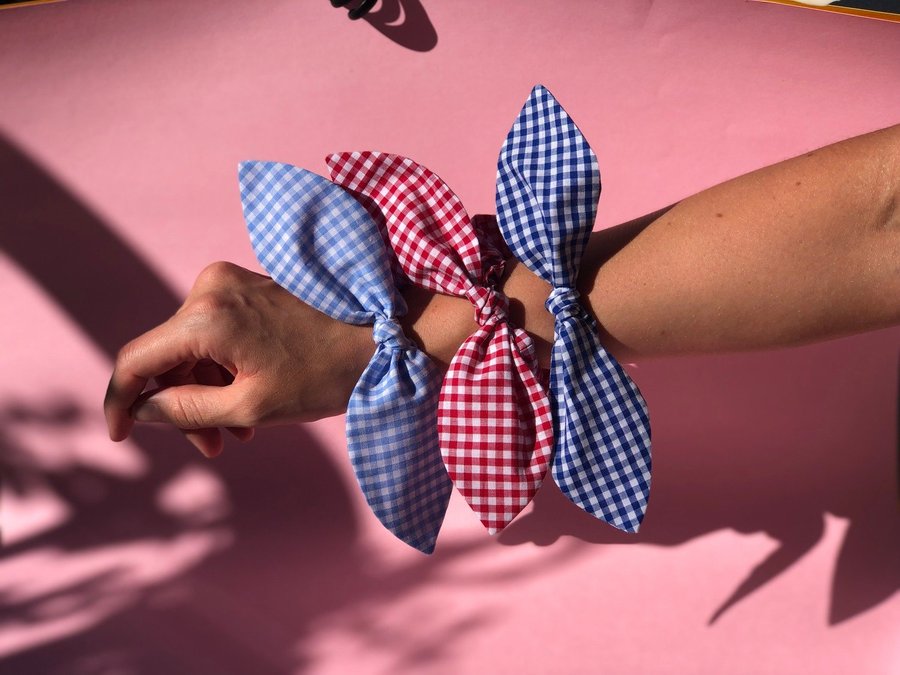 Scrunchie med rosett Svart och vit gingham Hårsnodd i tyg Handsydd