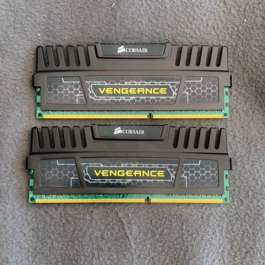 2 st Corsair Vengeance 32GB (4x8GB) 1600MHz DDR3