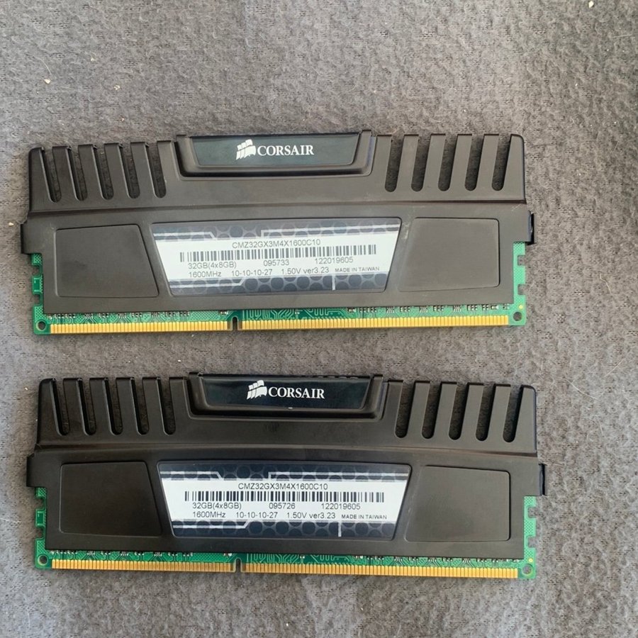 2 st Corsair Vengeance 32GB (4x8GB) 1600MHz DDR3