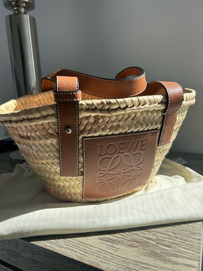 LOEWE strawbag