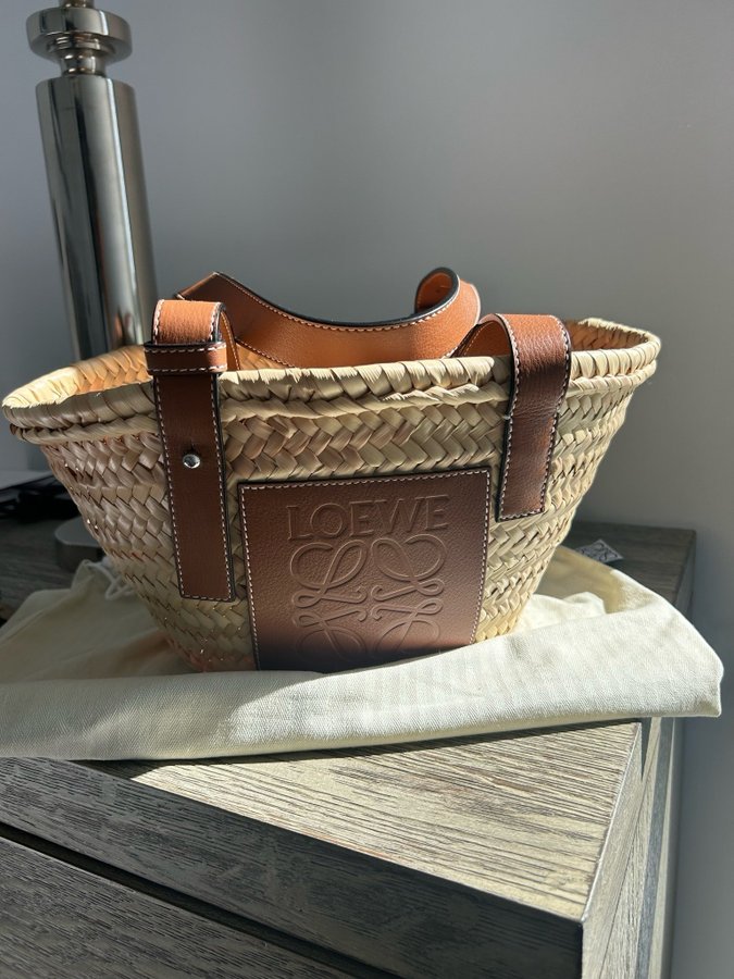 LOEWE strawbag