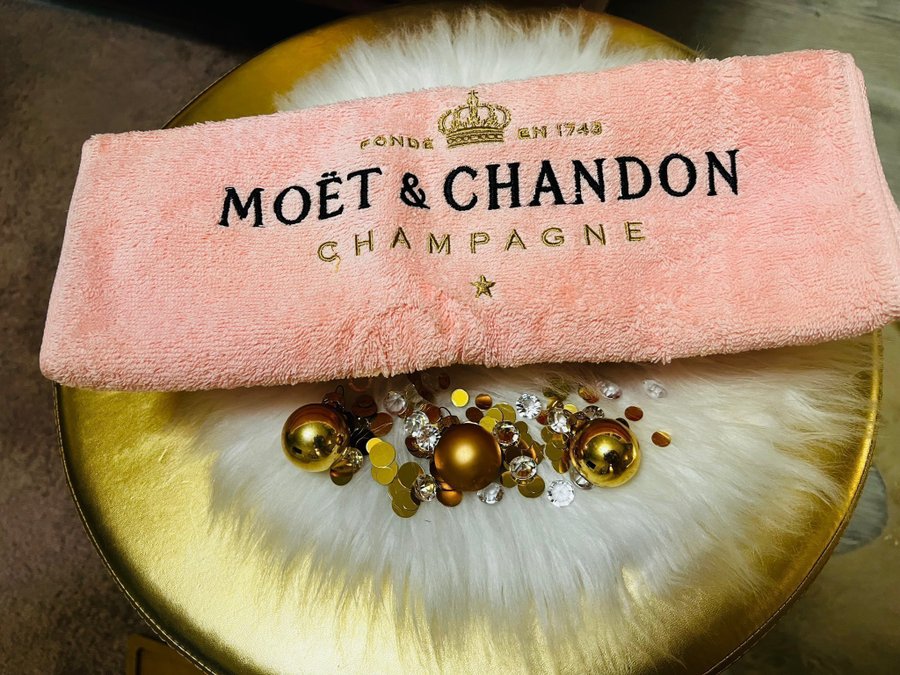 Ny Moet  Chandon handduk storlek 35X75 cm perfekt present!