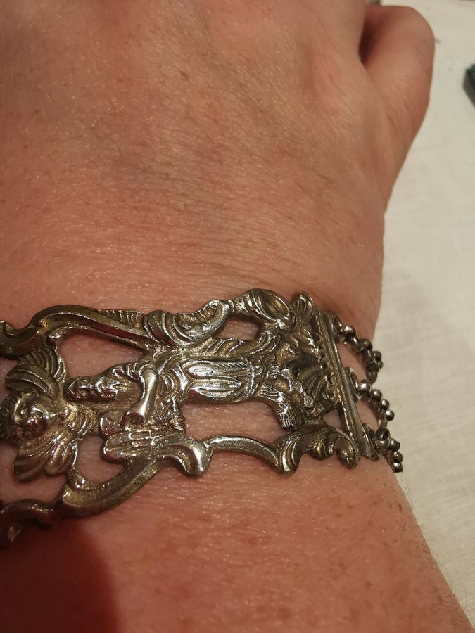 Spännande armband med medeltida, religiösa motiv.