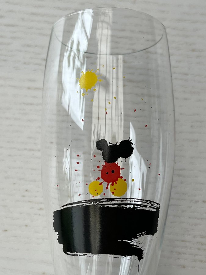 1 CHAMPAGNEGLAS med Mickey Mouse motiv av Lasse Åberg