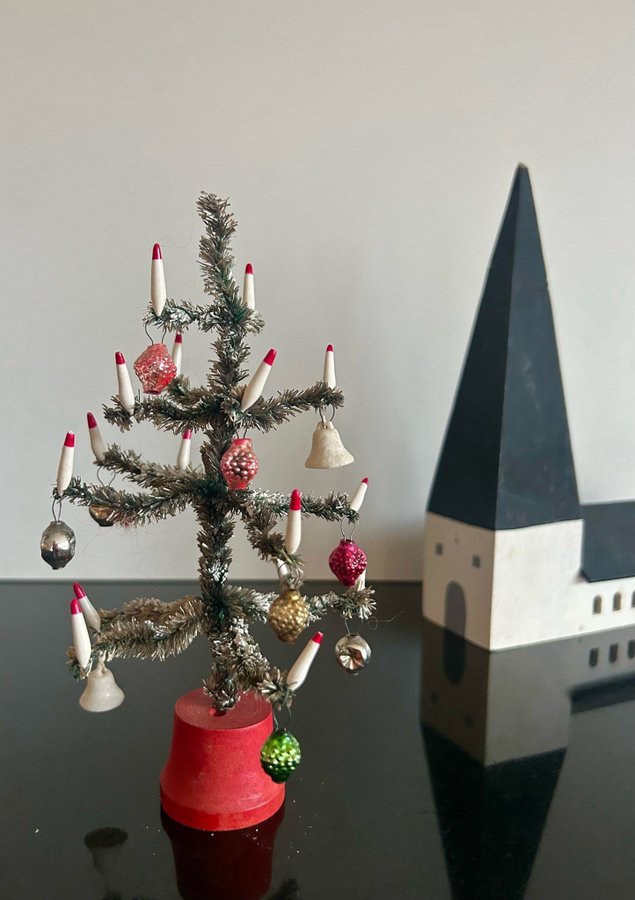 LITEN JULGRAN • GAMMAL RETRO BORDSGRAN MED JULGRANSKULOR I GLAS