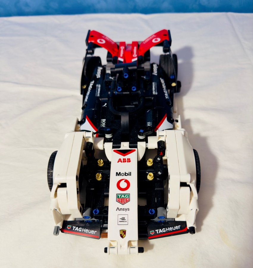 Lego Technic nr: 42137. Formula E Porsche 99X electrik. Nästan komplett.