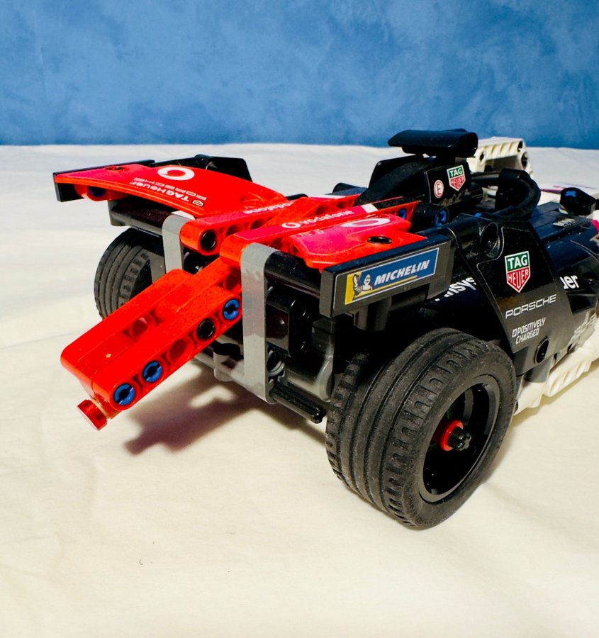 Lego Technic nr: 42137. Formula E Porsche 99X electrik. Nästan komplett.