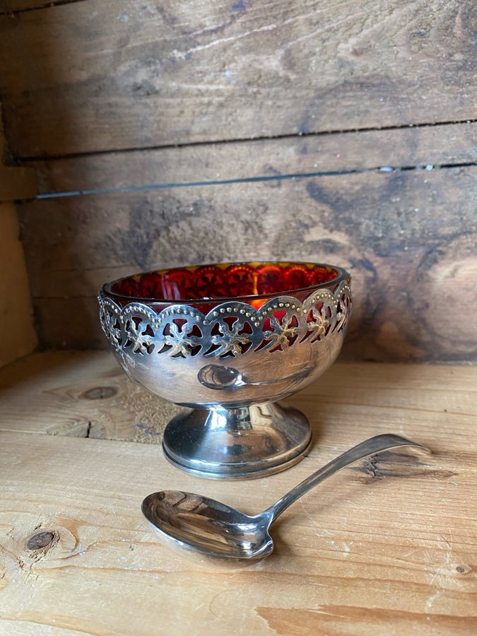 Ljuvlig sockerskål - röd - silverplate - shabby lantlig