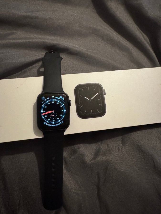 Apple Watch Series 5 44mm + Cellular