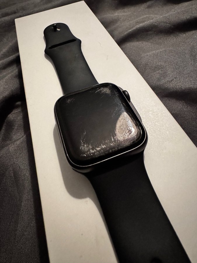 Apple Watch Series 5 44mm + Cellular