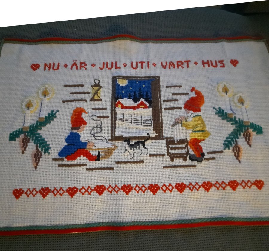 Bonad med julmotiv i korsstygn