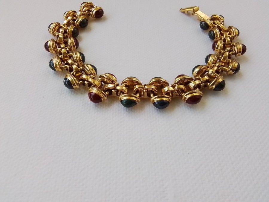 Vintage guld armband med färgade stenar