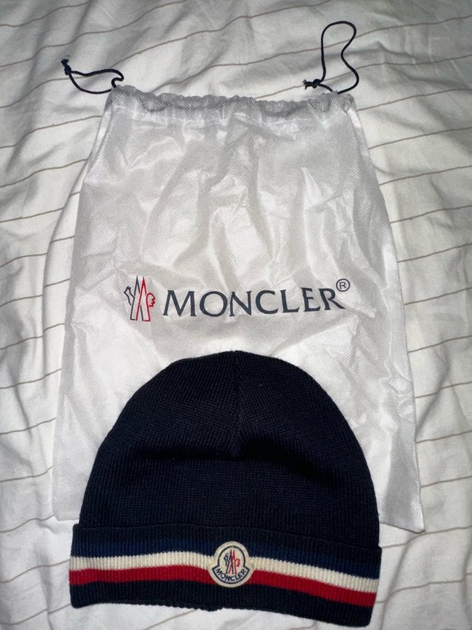 Moncler mörkblå mössa