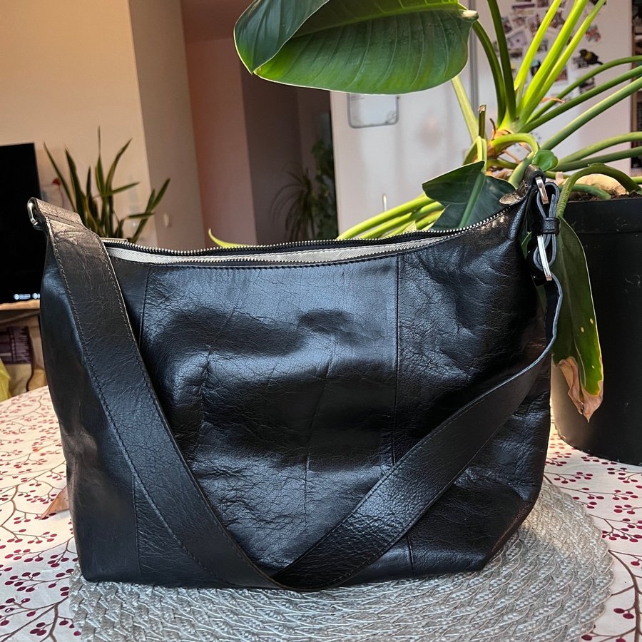 Katrineholm leather shoulder bag from Saddler