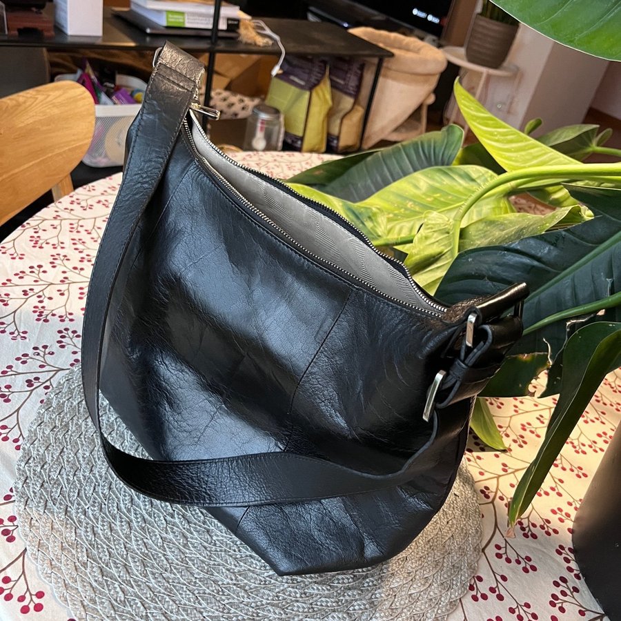 Katrineholm leather shoulder bag from Saddler