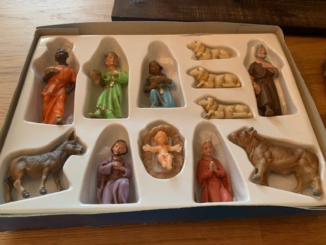 Julkrubba med figurer och djur - Stall Klassisk Jul Advent