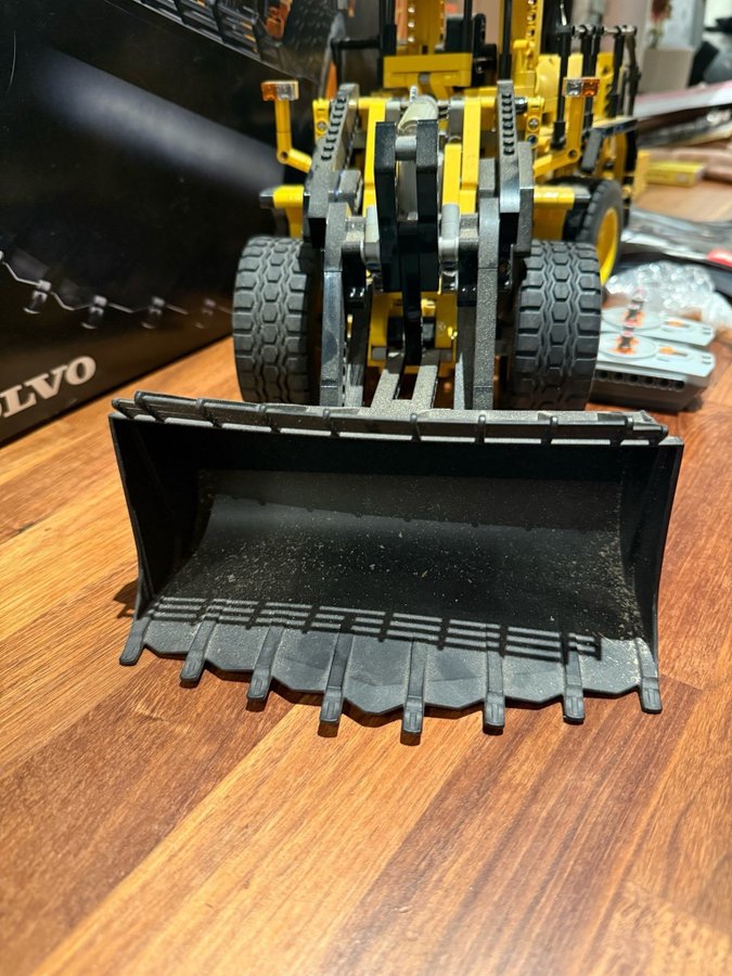 Lego Technic 42030 Volvo L350F