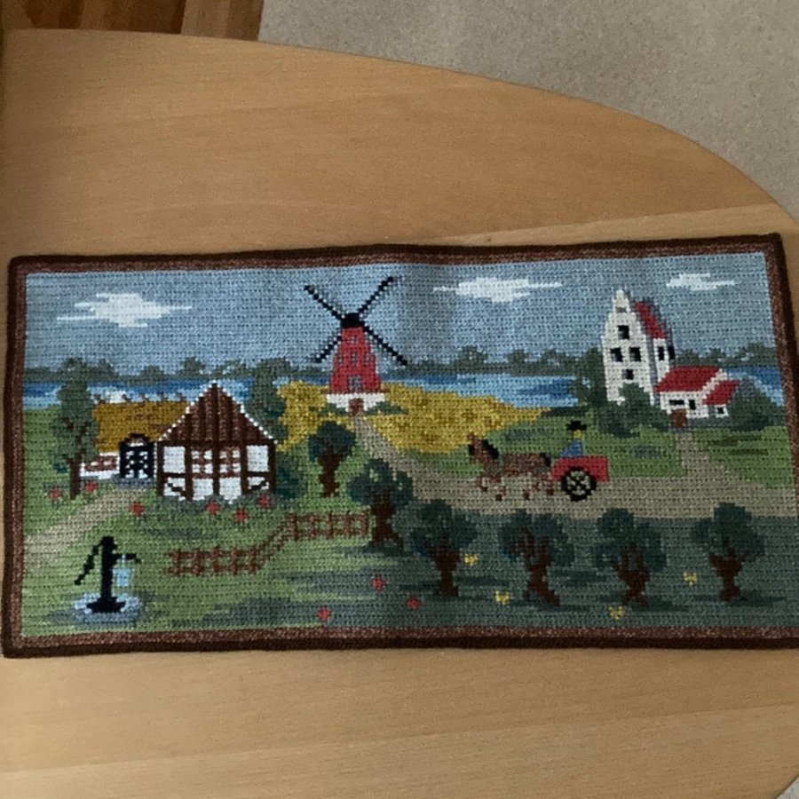 TVISTSÖMS bonad SKÅNE BY  Broderad med ullgarn 24 x 48 cm