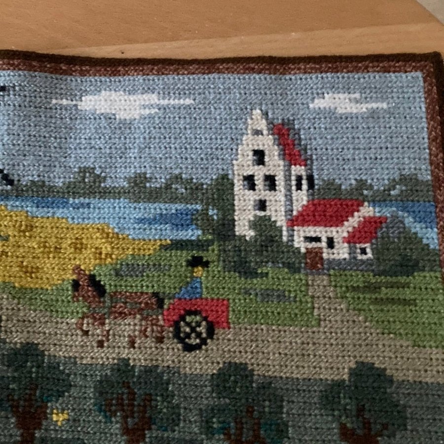 TVISTSÖMS bonad SKÅNE BY  Broderad med ullgarn 24 x 48 cm