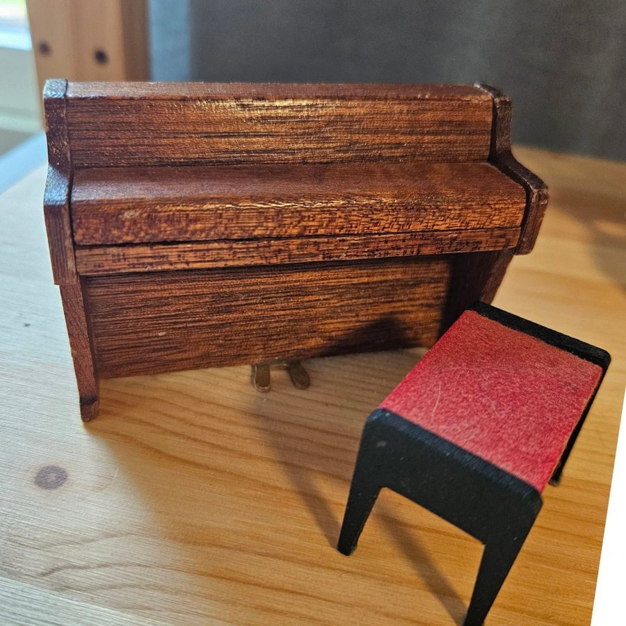 Miniatyrpiano med pall