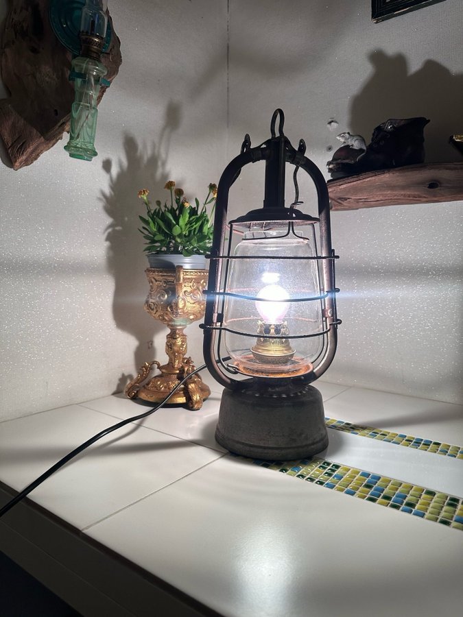 Stormlykta/ elektriferad/ svenske kungsör/ lampa/ bordslampa/ stämplad/ dimmable